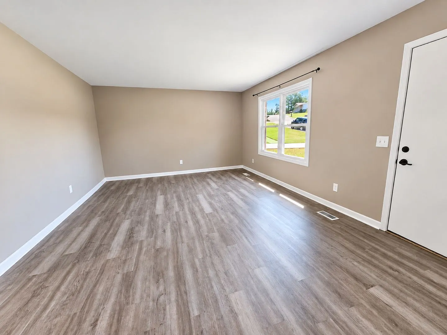 3 bed, 2.0 bath, 1332 sqft, $1,945 — Photo 3