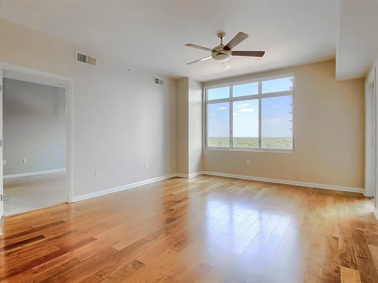 54 Rainey St #1109 — Photo 11