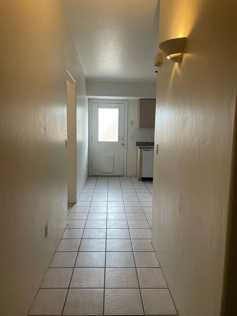 Coming Soon! Large 1 Bedroom 1 Bath Duplex! — Photo 2