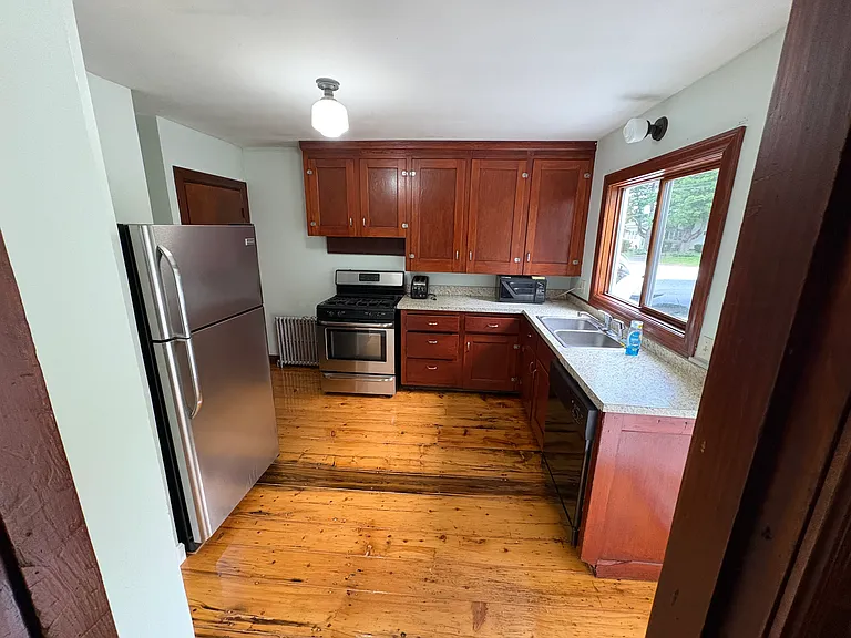 8 Maple St — Photo 4