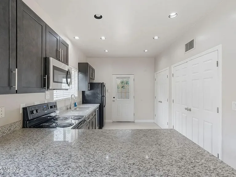 2862 N Tyndall Ave #2 — Photo 20
