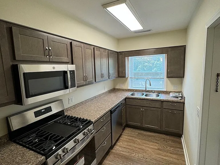 2420 E Washington Ave — Photo 5