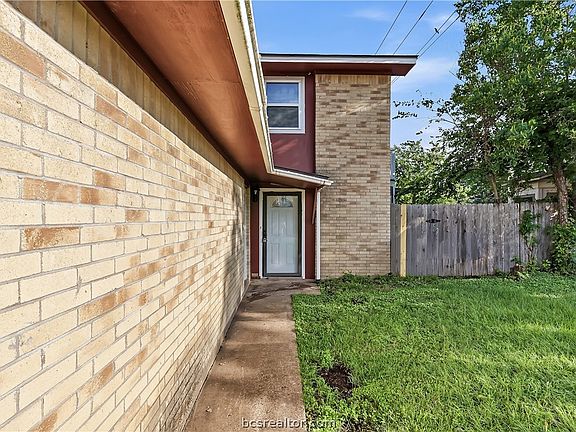 3rd image of 1411 Hawk Tree Dr
