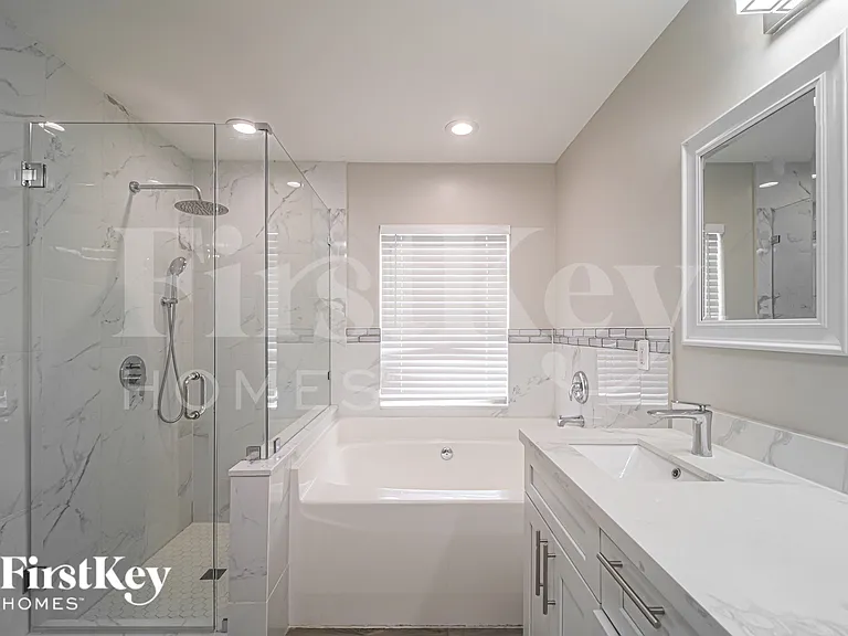 629 NE Juanita Ct — Photo 16