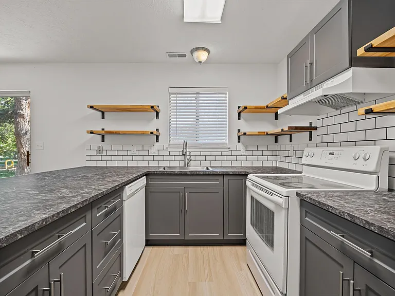 945 S Freedom Blvd #18 — Photo 40