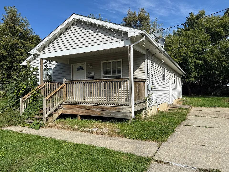 98 Forest St