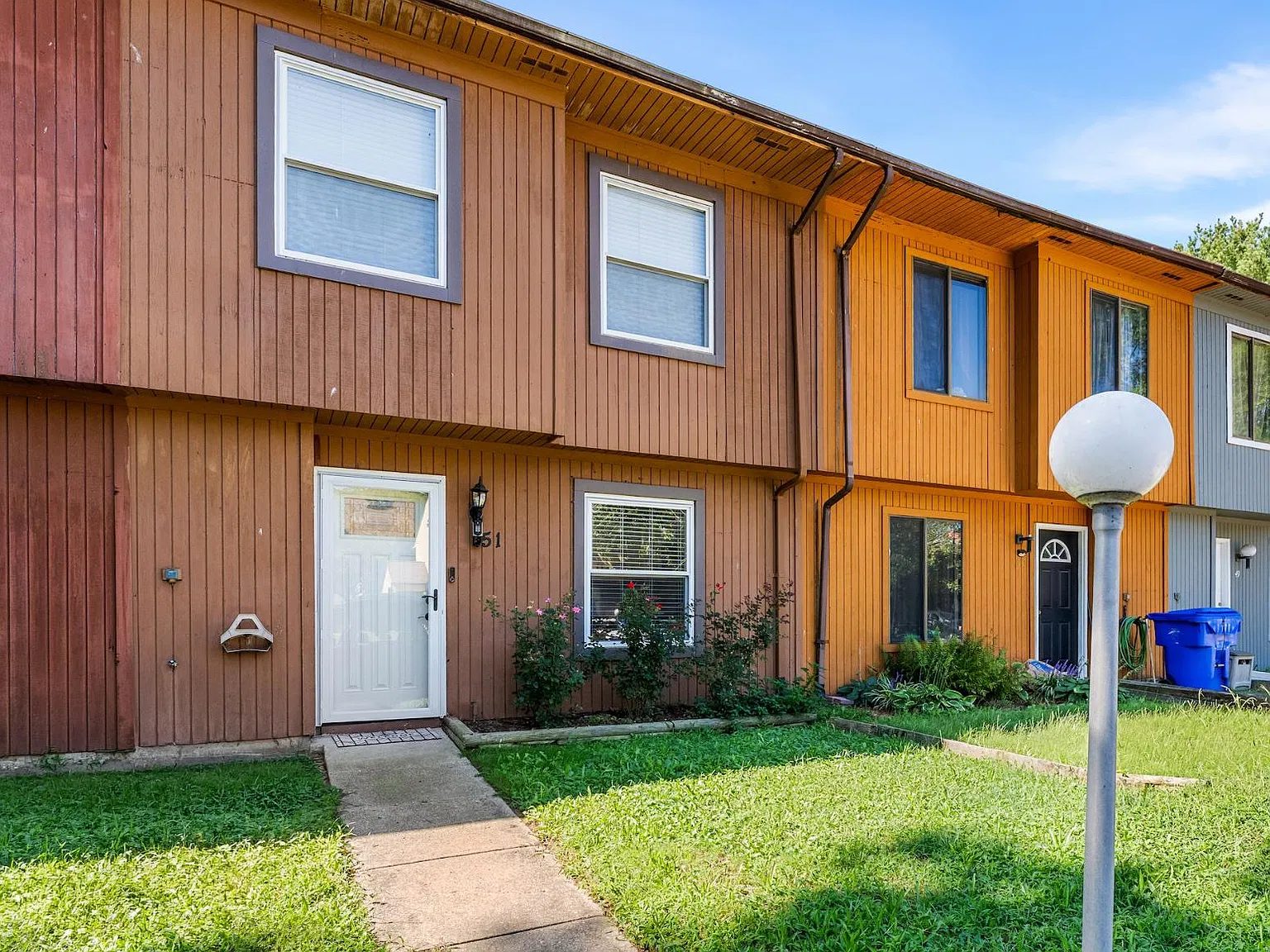 3 bed, 1.5 bath, 1398 sqft, $2,350 — Photo 2