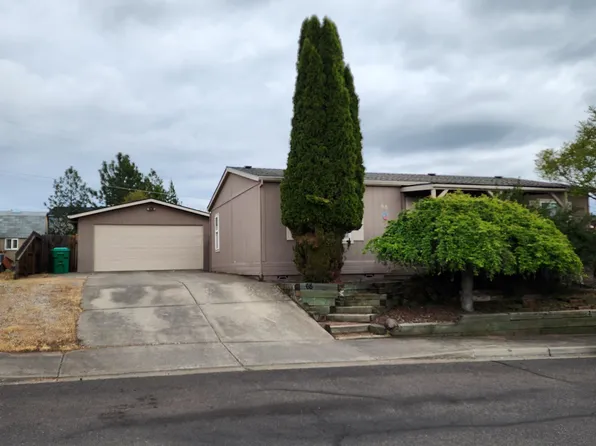 68 Bridgeport Dr, Eagle Pt, OR 97524