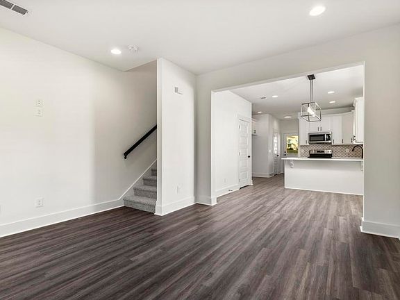 3rd image of 115 Cove Creek Dr