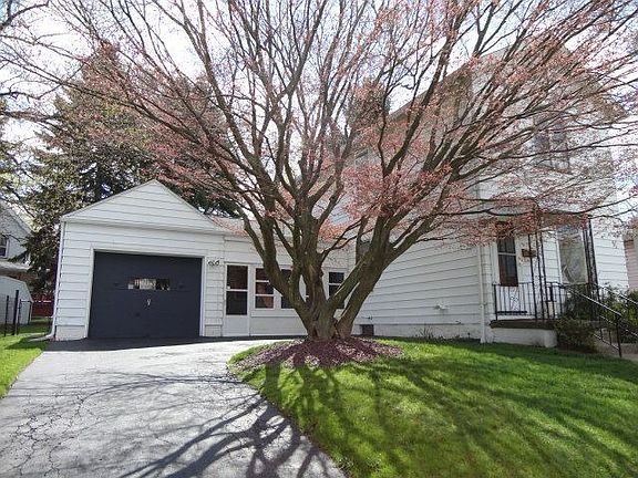 4th image of 137 Leslie Ave