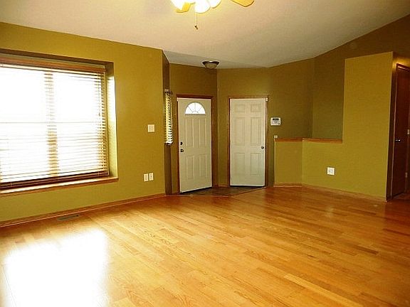 3rd image of 1209 E Red River Dr