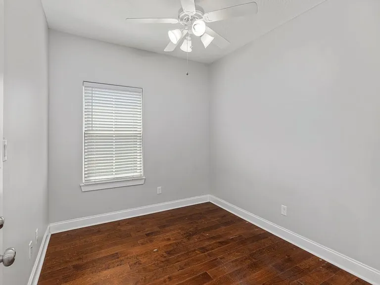 223 W Clarence St — Photo 12