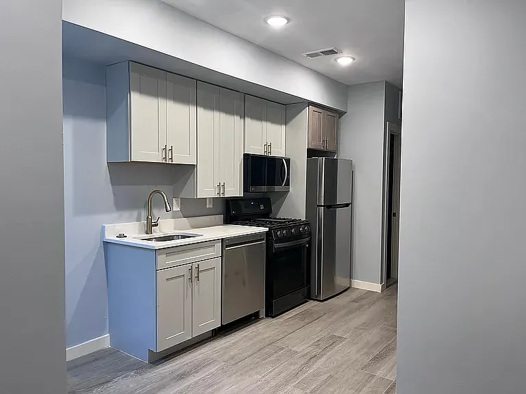 712 Girard St — Photo 4