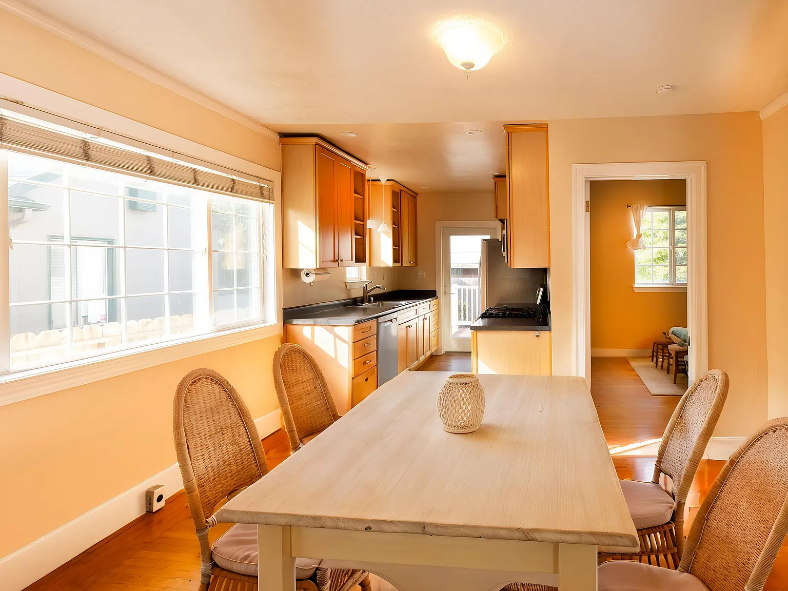 3 bed, 1184 sqft, $3,888 — Photo 3