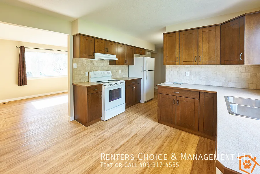 Pet Friendly Half Duplex with Fenced Yard — Photo 4