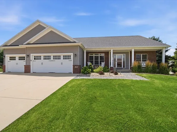 110 Whitetail Ln, Hudson, IL 61748