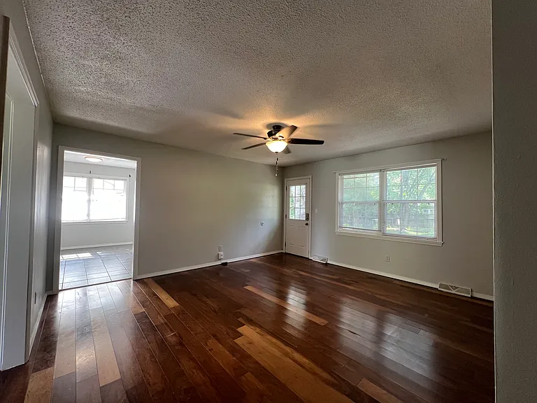 323 E Berkeley St — Photo 3