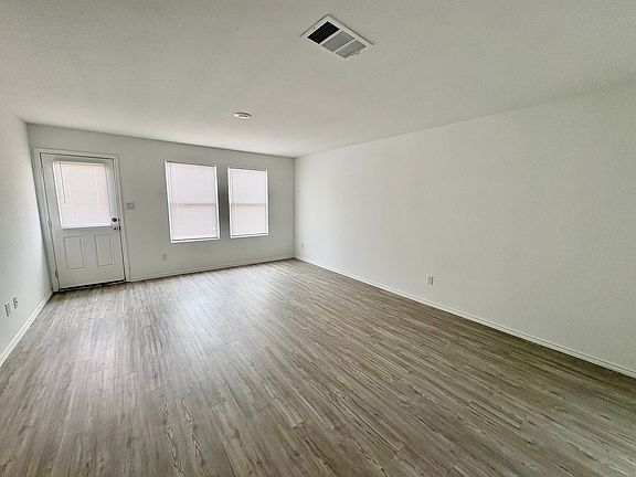 5th image of 2806 Millikan Dr