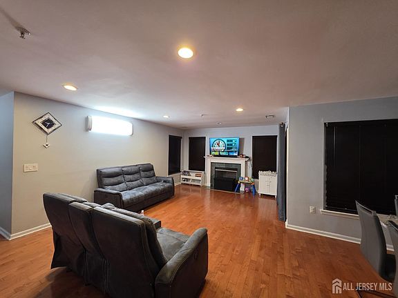 3rd image of 78 Chariot Ct