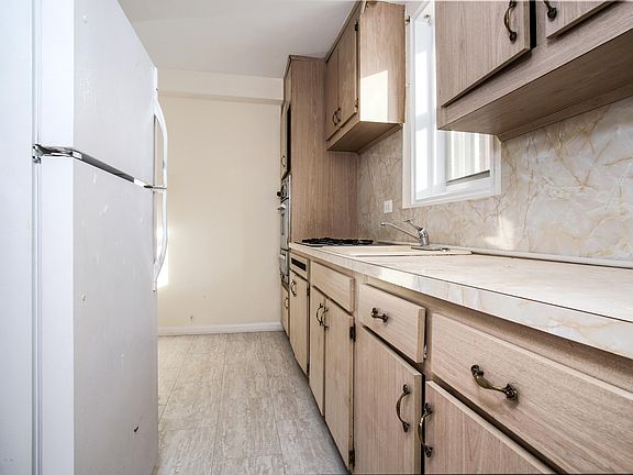 5th image of 350 Richmond Ter APT 2D