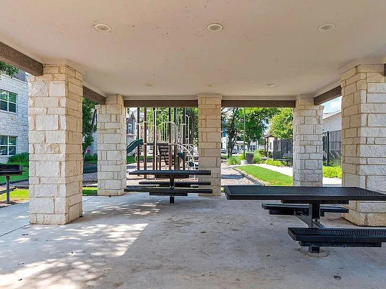 Live Oak Apartments — Photo 15