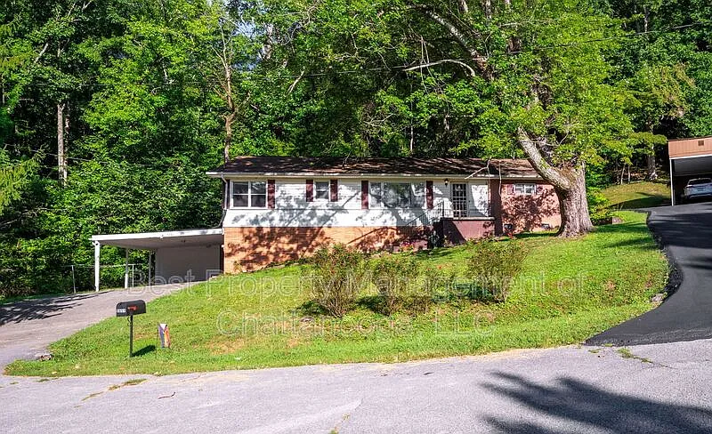 5 bed, 2.0 bath, 2296 sqft, $2,650 — Photo 2