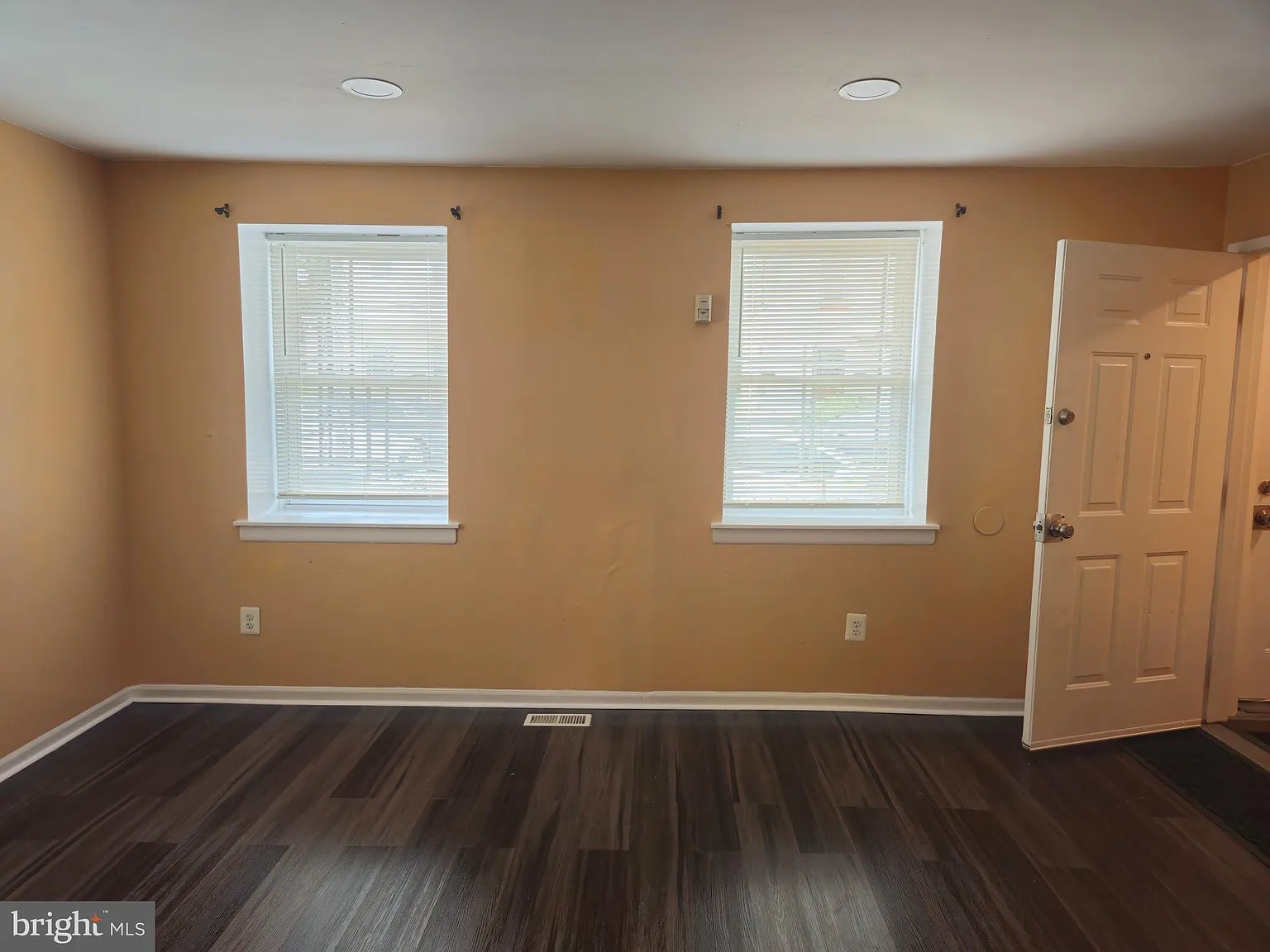 3 bed, 2923 sqft, $1,975 — Photo 2