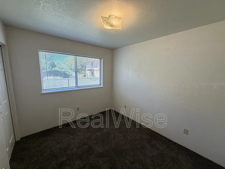 249 SW Rogue River Ave #D — Photo 17
