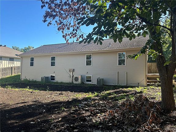 2nd image of 108-110 SE Greystone Dr