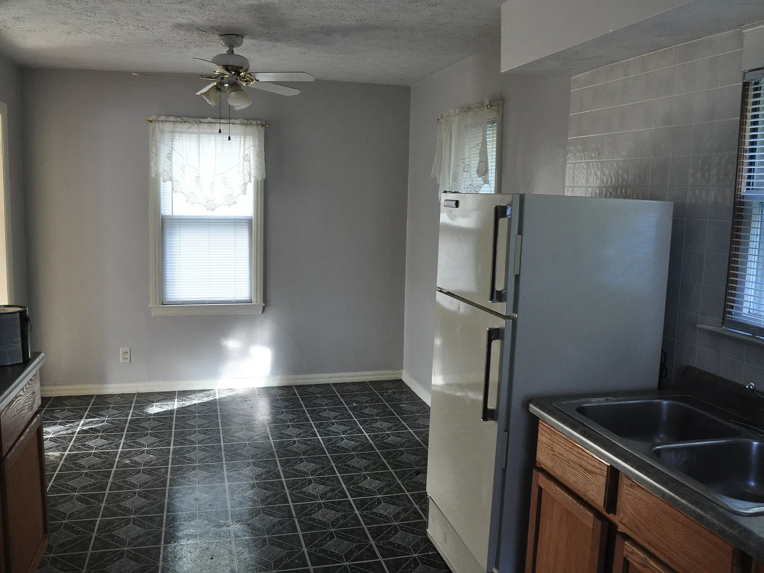 2 bed, 720 sqft, $1,000 — Photo 3