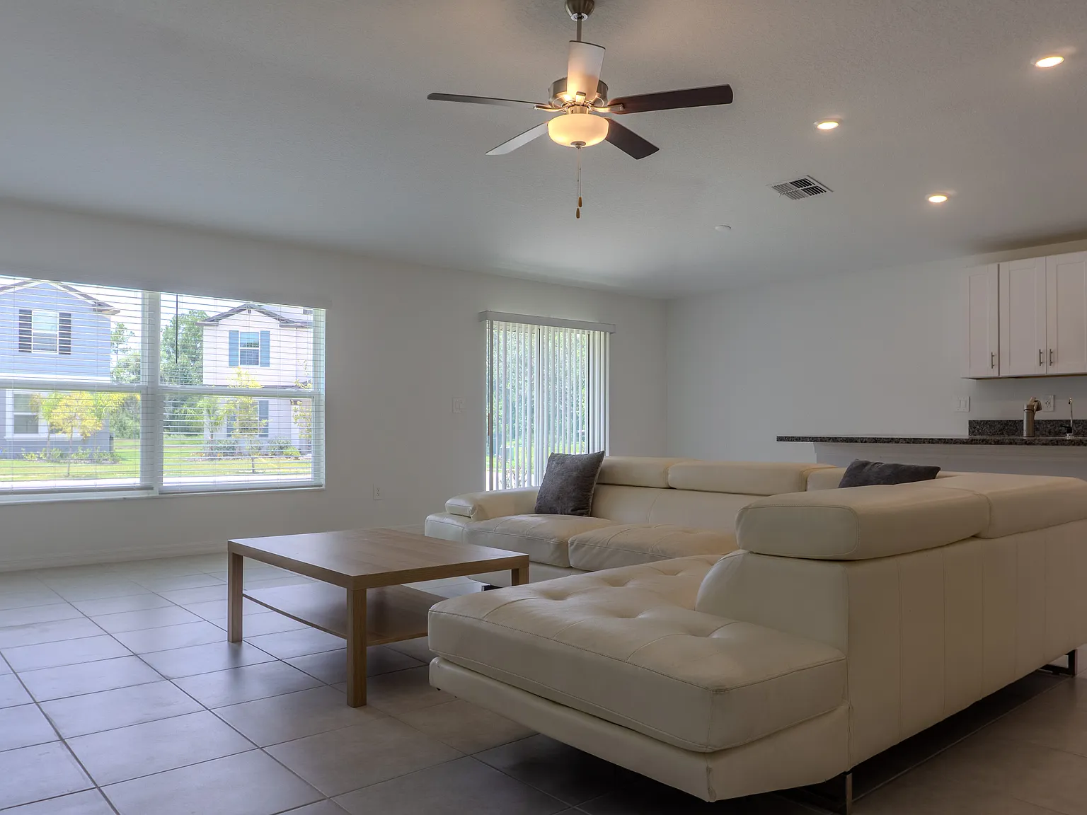 4 bed, 1916 sqft, $2,600 — Photo 2