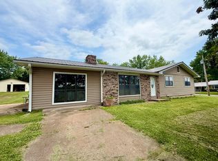 136 S Airport Rd, Houston, MO 65483