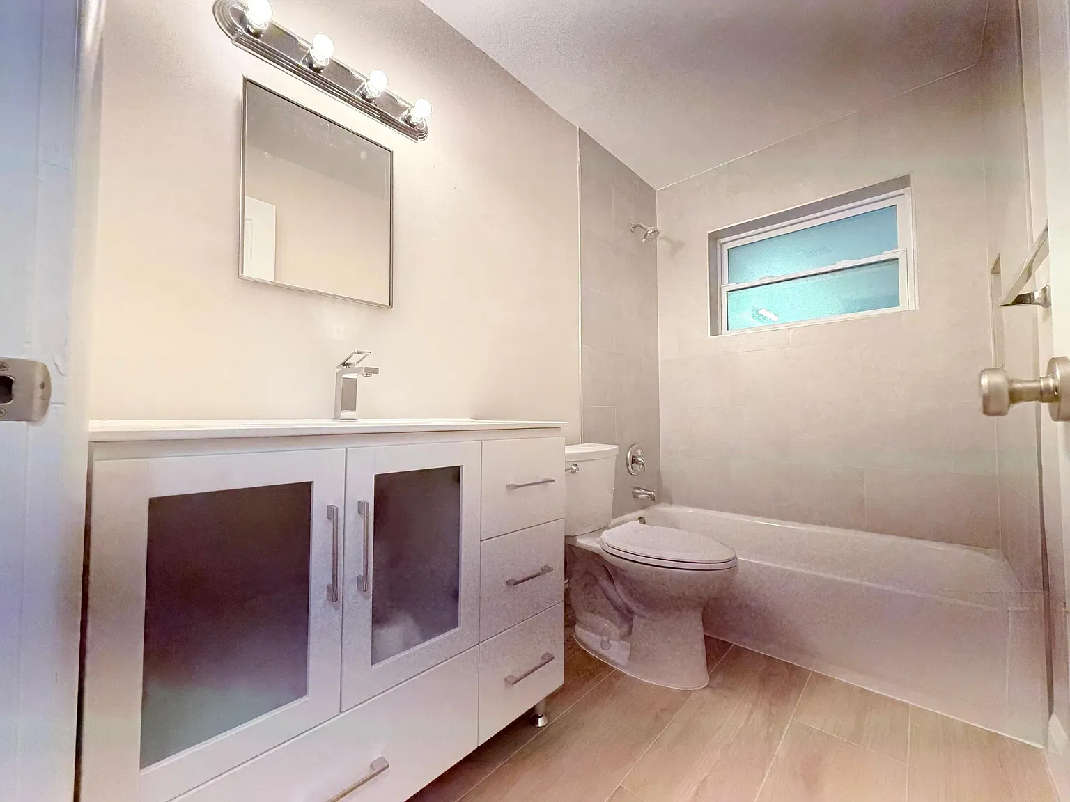 2 bed, 1.0 bath, 2217 sqft, $2,950 — Photo 2