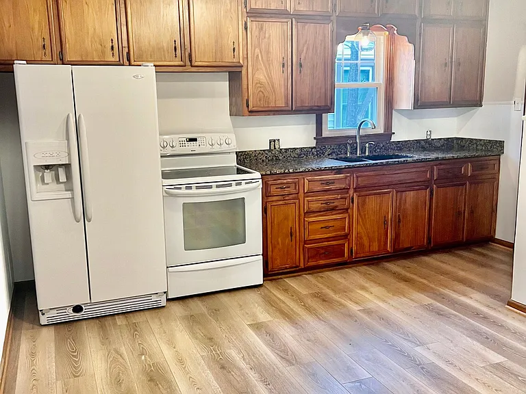 317 W Benway St — Photo 1