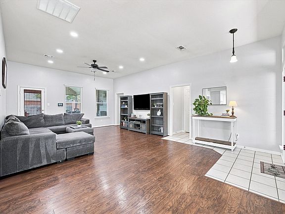 4th image of 100 Meadow Ridge Dr