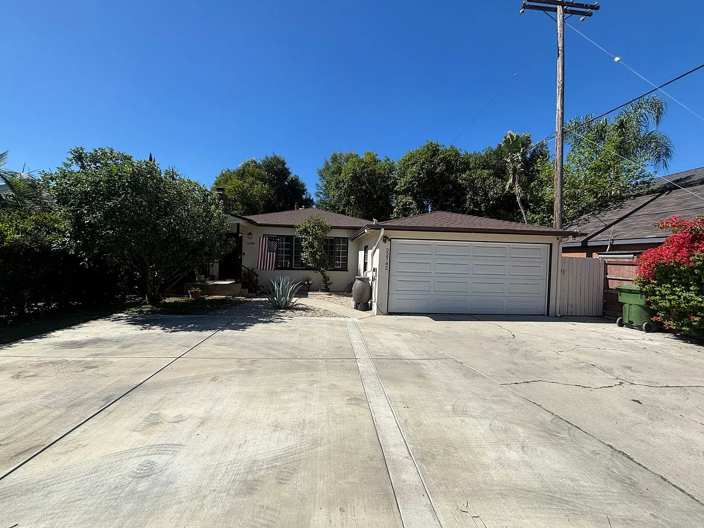 Beautiful Single-Story 4-Bedroom Home with RV Parking in Woodland Hills! — Photo 2