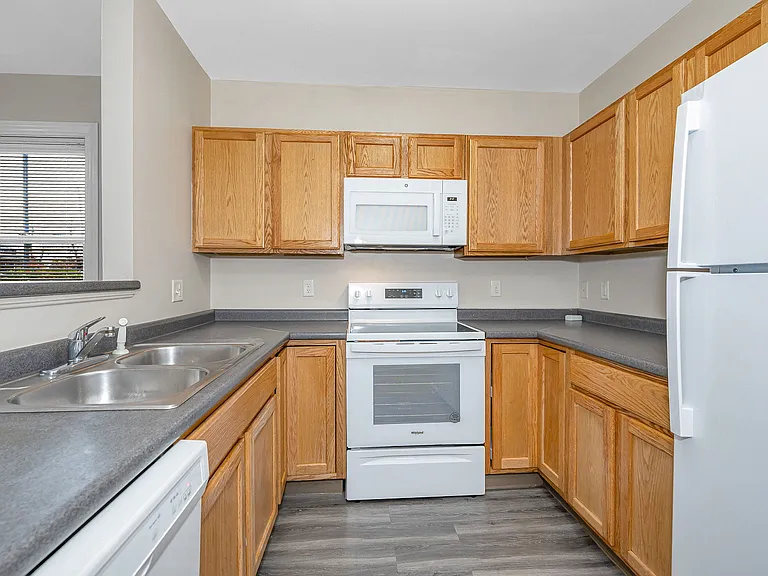1360 Main St — Photo 5