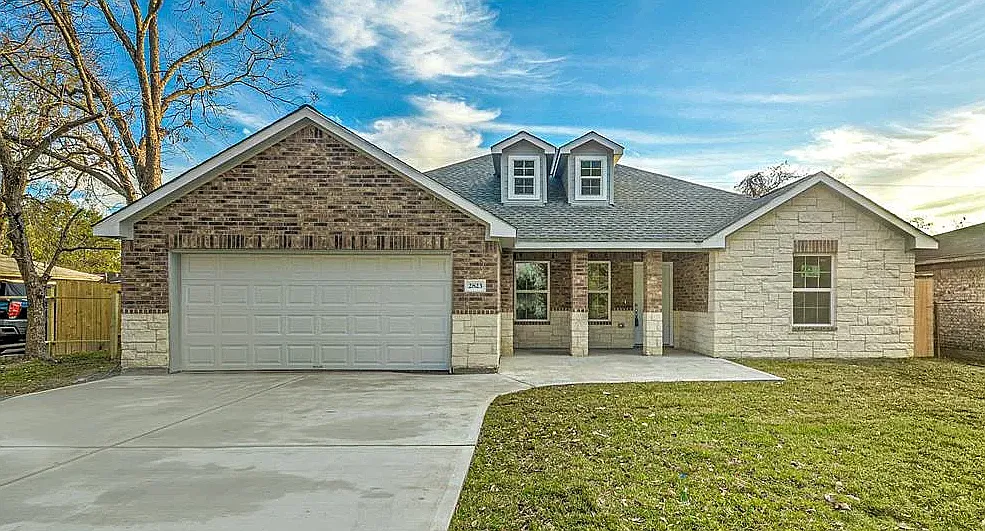 3 bed, 2.5 bath, 1887 sqft, $2,300 — Photo 1