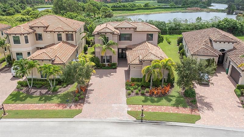 1st image of 170 SE Calmo Cir