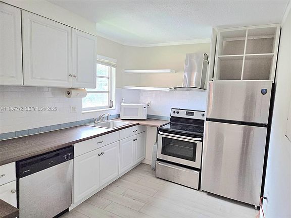 3rd image of 1700 NE 191st St APT 100