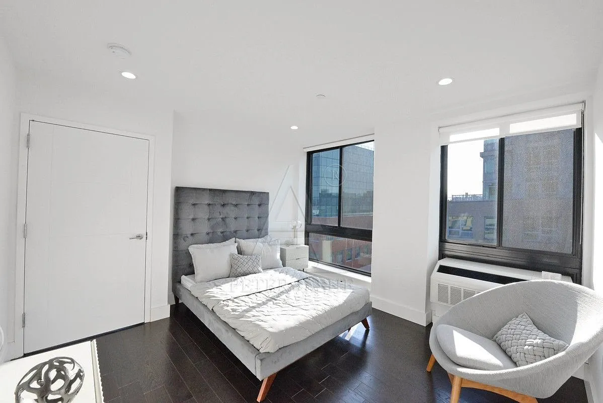 Building Photo - 2183 3rd Ave #1203