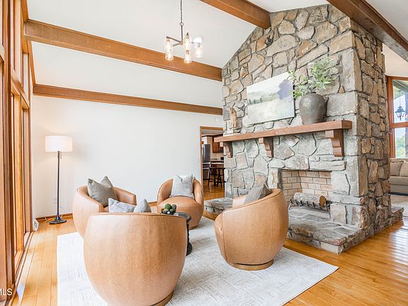 3rd image of 100 Honeysuckle Ln
