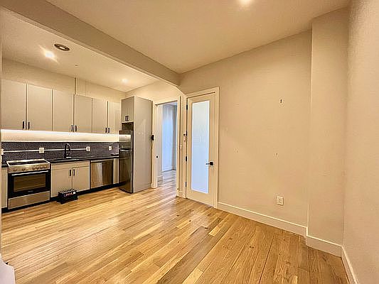 5th image of 161 Graham Ave #1B