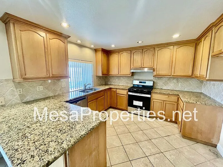 2407 N Sycamore Ave — Photo 6
