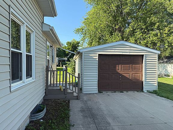 4th image of 206 E 2nd St