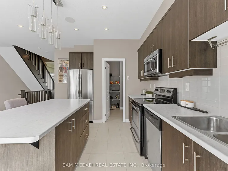 215 Dundas St E #9 — Photo 12