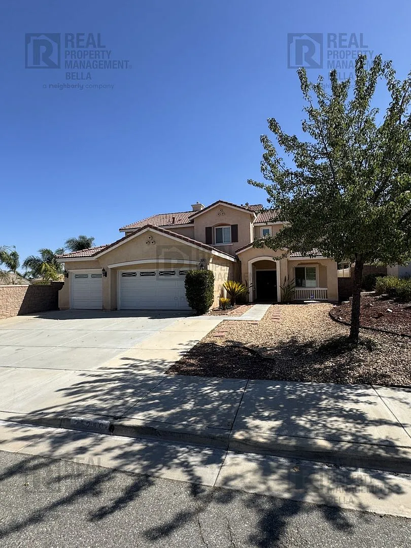 Spacious 5-Bedroom Home with 2 Bedrooms & Bath Downstairs — Photo 1