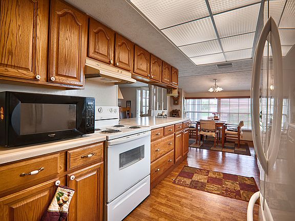 open kitchen w. lots storag 