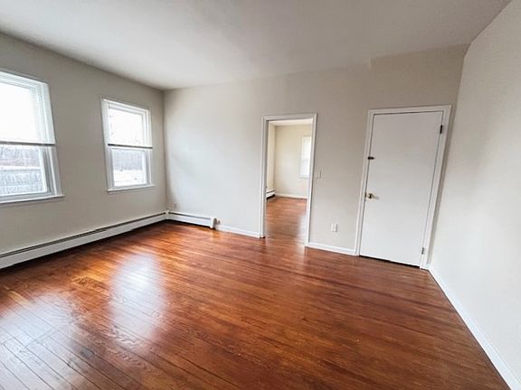 3rd image of 328 Oakwood Rd Floor 1