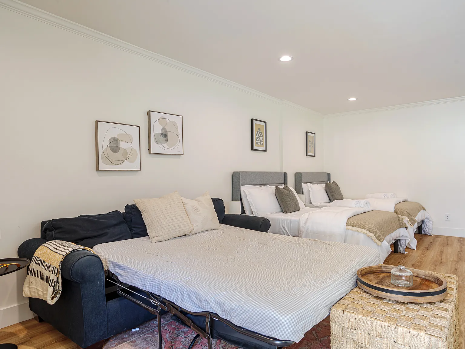 Studio, 650 sqft, $2,499 — Photo 2